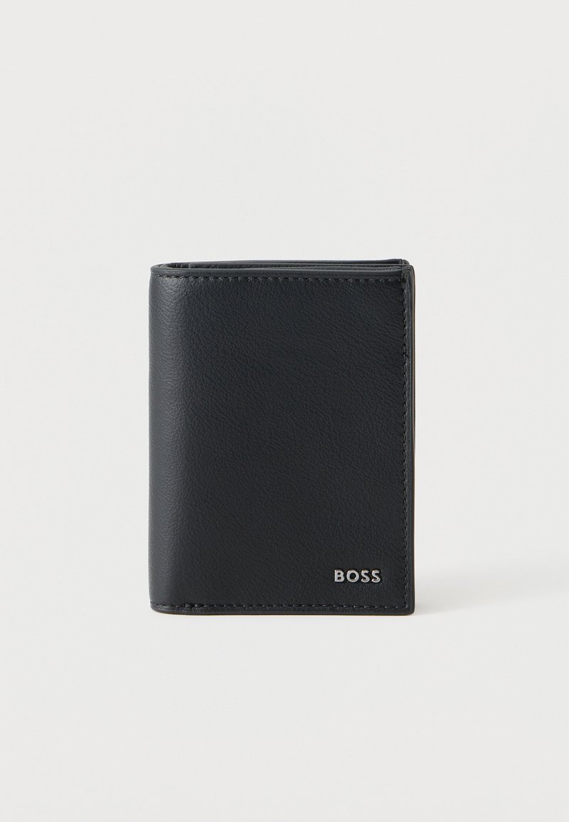 Portefeuille noir en cuir bifold avec logo métallique « BOSS » en bas à droite, présenté sur un fond clair uni.
