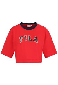 Rød cropped t-shirt lavet af bomuld, med korte ærmer og en marineblå ribbede krave. Fronten viser "FILA" logoet i kontrastfarver.