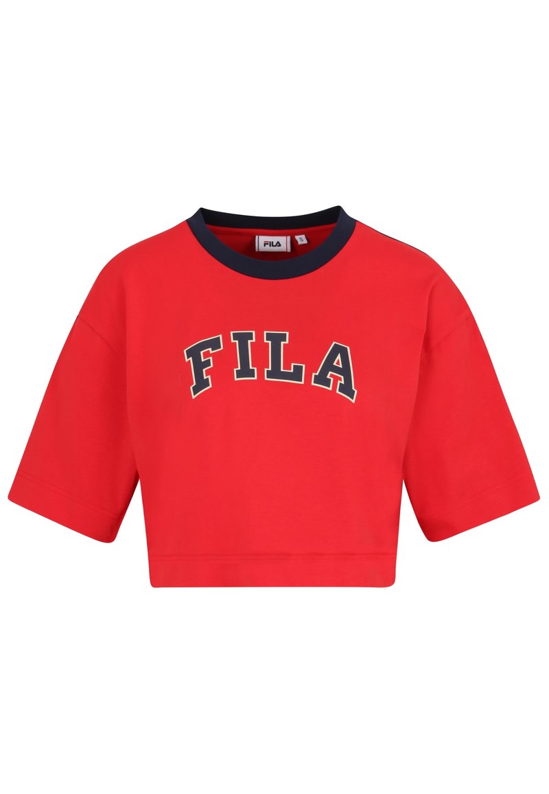 Rød cropped t-shirt lavet af bomuld, med korte ærmer og en marineblå ribbede krave. Fronten viser "FILA" logoet i kontrastfarver.