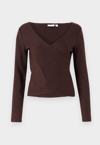 Haut marron à manches longues avec un design croisé, doté d'un décolleté en V profond et d'une texture lisse. Composé d'un matériau léger et extensible.