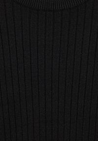 Svart ribbad trikå med vertikala linjer och rund halsringning. Texturen verkar mjuk och elastisk.