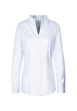Camicia a maniche lunghe di colore blu chiaro, realizzata in tessuto liscio, con collo a camicia e chiusura anteriore con sette bottoni.