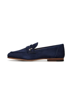 Mocassino in suede blu navy con tacco basso in legno e fibbia metallica decorativa sulla fascia superiore.