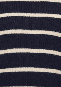 Maglione a righe blu navy e crema, texture a costine, con ampie righe orizzontali di larghezze variabili. Il tessuto sembra morbido e lavorato a maglia.