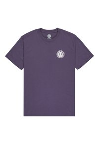 Lila T-Shirt mit kurzen Ärmeln aus Baumwolle. Verfügt über ein kleines weißes grafisches Logo im linken Brustbereich. Glatte Textur, normale Passform.