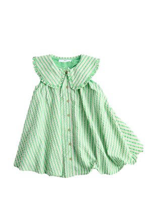 Vestido sin mangas con rayas verdes y blancas, con cuello grande fruncido y botones delanteros, hecho de tela ligera.