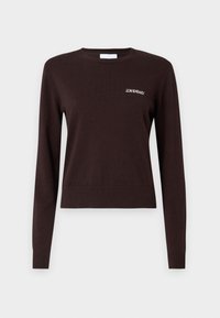 Dunkelbrauner, langärmliger Strickpullover mit gerippten Bündchen und Saum, auf der linken oberen Brust mit kleinem weißen "2ND DAY"-Text.