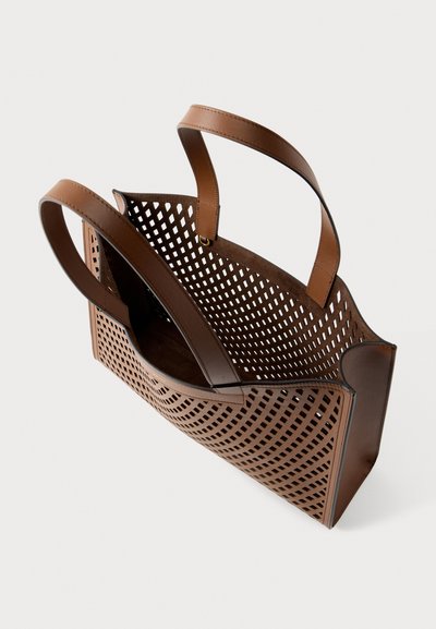 Καφέ δερμάτινη τσάντα ώμου με σχέδιο πλέγματος, δύο λουριά ώμου και ανοιχτό πάνω μέρος, εμφανιζόμενη από γωνιακή άνω όψη.