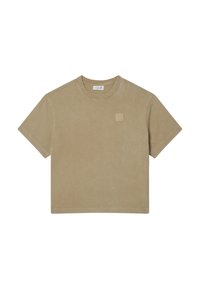 Camiseta de algodón de color marrón con mangas cortas, cuello redondo y un parche cuadrado del logotipo de la marca en el lado izquierdo del pecho. Textura suave y ajuste relajado.