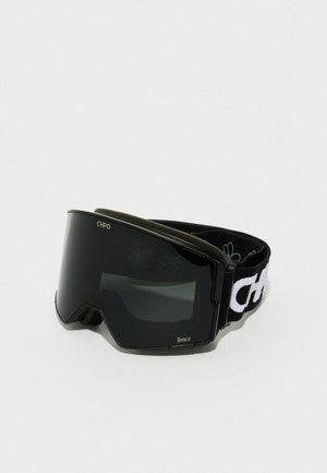 Gafas de esquí negras con una lente amplia y curva, acolchado verde suave y una correa elástica blanca que lleva el nombre de la marca "CHPO."