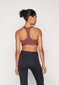 Nike Performance BRA - Vidutiniškai krūtinę prilaikanti sportinė liemenėlė - red sepia/white