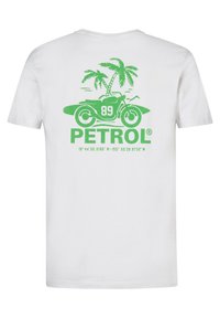 Valkoinen puuvillapaita, jossa on vihreä graafinen kuva moottoripyörästä, palmupuista ja sanat "PETROL" koordinaattien alla.