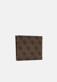 Billetera bifold marrón en material texturizado con un patrón de diamantes y acentos de logo. Diseño compacto con detalles de costura visibles.