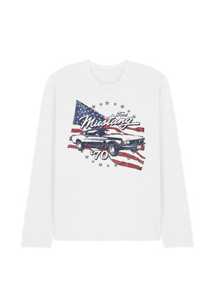Weißes Langarmshirt mit einer Illustration eines Vintage Ford Mustang 70er Autos vor einem abgenutzten amerikanischen Flaggenhintergrund.