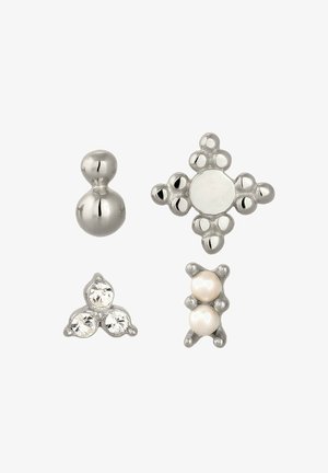 Vier silberne Schmuckkomponenten: eine kugelförmige Perle, ein florales Kreuz, ein Dreieck mit Steinen und ein Design mit drei Perlen.