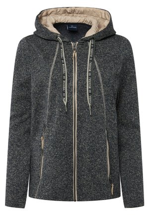 Kapturowa kurtka z zamkiem błyskawicznym w ciemnoniebieskiej dzianinie z teksturowanym wzorem. Posiada kontrastowe beżowe wykończenie i regulowane sznurki przy kapturze.