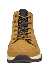 Braune Wildleder-Wanderschuhe mit schwarz-braunem Muster bei den Schnürsenkeln, hohem Knöchledesign, weißer Zwischensohle und strukturiertem Gummiaußensohle.