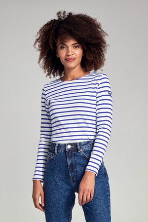 Camicia a maniche lunghe a righe orizzontali bianche e blu, in cotone, con scollatura rotonda, abbinata a jeans in denim a vita alta.
