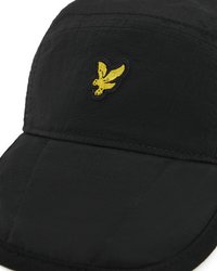 Μαύρο καπελάκι από υφιστάμενο ύφασμα με καμπυλωτό γείσο. Διαθέτει κίτρινο κεντημένο λογότυπο πουλιού στο μπροστινό μέρος και διακριτές λεπτομέρειες ραφής.