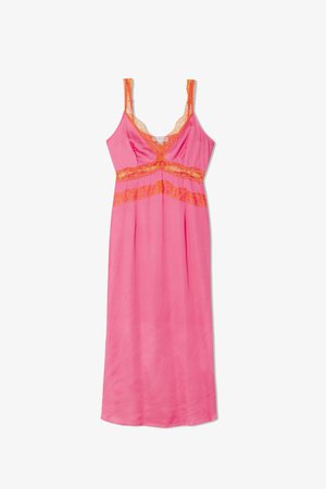 Camisón rosa hecho de una tela ligera, con detalles de encaje en naranja, tirantes ajustables y un diseño fluido.