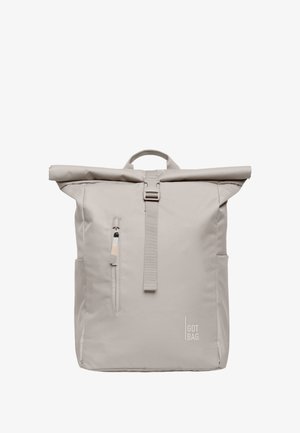 Zaino roll-top in tessuto grigio chiaro con una superficie liscia; presenta una tasca con zip laterale, una tracolla regolabile e il logo sulla parte frontale.