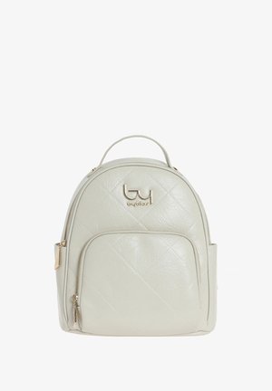 Zaino trapuntato grigio chiaro realizzato in materiale sintetico testurizzato. Presenta una tasca anteriore con zip e un accento del logo in tonalità oro. Spallacci sottili e regolabili.