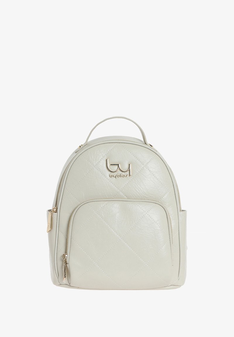 Zaino trapuntato grigio chiaro realizzato in materiale sintetico testurizzato. Presenta una tasca anteriore con zip e un accento del logo in tonalità oro. Spallacci sottili e regolabili.