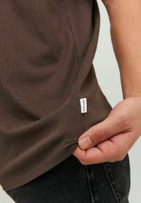 Jack & Jones JJE TEE  O-NECK  - T-shirt - bas - seal brown