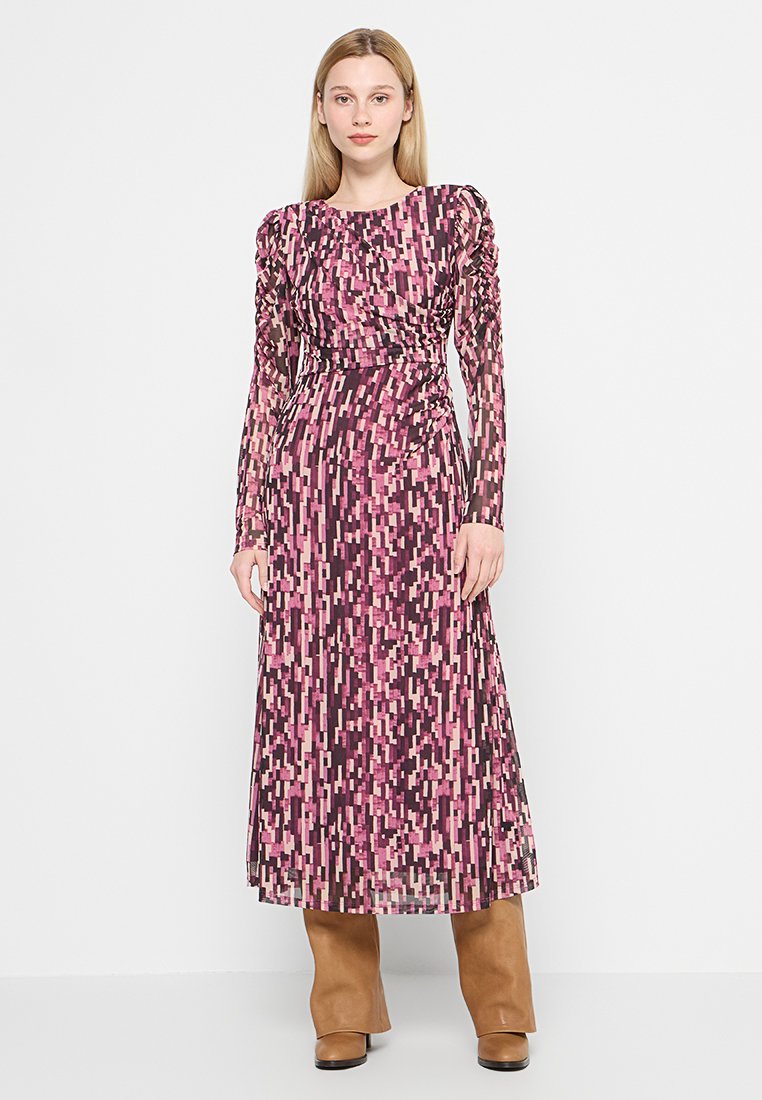 Abito lungo a maniche lunghe caratterizzato da un motivo geometrico rosa su sfondo scuro; dettagli in tessuto arricciato in vita.