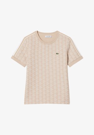 Beige Lacoste T-shirt met korte mouwen, geometrisch patroon, streepdetaillering op de mouwen en groen krokodillenlogo op de borst.