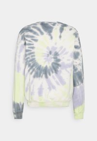 Sudadera de manga larga con un patrón de anudado espiral en gris, verde claro y lavanda sobre un fondo blanco.