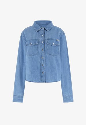Jasnoniebieska koszula z denimu na guziki, z długimi rękawami, dwoma klapkowymi kieszeniami na piersiach oraz małą metką marki na prawej kieszeni.