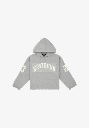 Grijze cropped hoodie met een getextureerd breipatroon, voorzien van een voorlogo "WRSTBHVR" en het nummer "23" op de linkermouw; onbewerkte zoomrand.