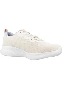 Scarpa da corsa leggera in materiale knit beige, con intersuola bianca, design con lacci e un tallone a contrasto di un morbido arancione.