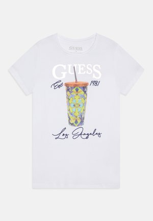 Hvit bomull t-skjorte med et fargerikt, prydet koppdesign med et sugerør, utsmykket med teksten "Guess Est. 1981" og "Los Angeles".