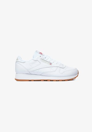 Witte Reebok Classic leren sneaker met gumzool, veters aan de voorkant en Brits vlaglogo op het zijpaneel en de tong.