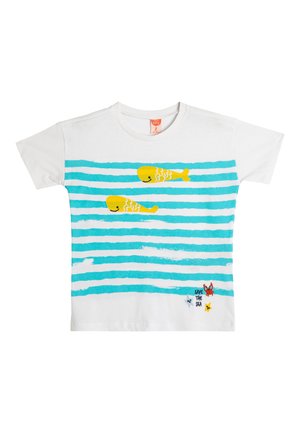 Camiseta de algodón blanca con rayas horizontales turquesas, ilustraciones de peces amarillos y detalle bordado "Salva el Mar" con pequeños seres marinos de colores.
