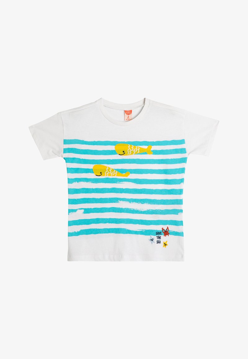 Valkoinen puuvillapaita, jossa on turkoosit vaakasuorat raidat, keltaiset kalakuviot ja brodeerattu "Pelasta meri" -yksityiskohta, jossa on pieniä värikkäitä merieläimiä.