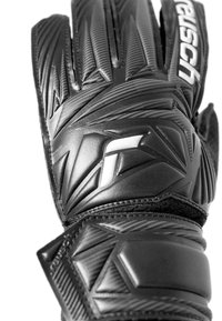 Gant de gardien de but noir avec prise texturée, dos rembourré et logo Reusch sur la sangle du poignet et les doigts.