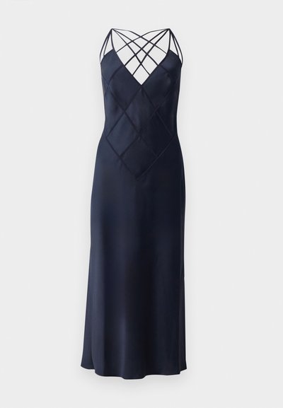 Navy satijnen jurk met een aansluitende silhouette, voorzien van een crisscross schouderband-halslijn en een diamant-quiltpatroon aan de voorkant. Lange lengte.