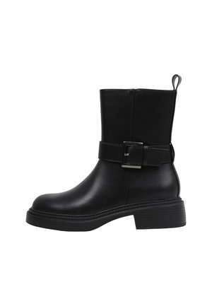 Botte noire en cuir jusqu'au milieu du mollet avec talon carré, bride à boucle latérale et languette de traction sur fond blanc.