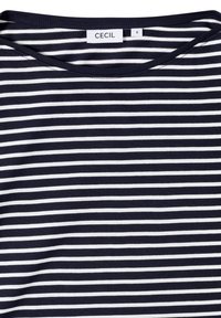 Kurzärmliges navyblaues T-Shirt mit weißen horizontalen Streifen, mit einem Rundhalsausschnitt und einem Textillabel mit der Marke "CECIL" und der Größe "S".