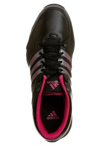 Czarne buty sportowe z gładką skórzaną cholewką, różowymi akcentami wewnątrz oraz trzema odblaskowymi paskami. Wyposażone w tradycyjne sznurowadła i logo Adidas.