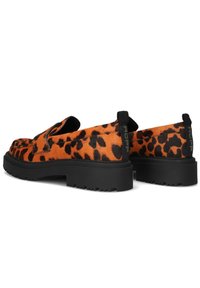 Leopardprint instappers met een oranje en zwarte kleurenschema, gemaakt van zacht materiaal, met een dikke zwarte zool en een trek lipje.