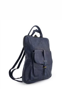 Granatowy skórzany plecak z przednią klapką, mosiężną klamrą, zapięciem na suwak oraz regulowanymi paskami na ramiona na białym tle.