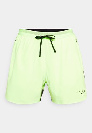 Neon groene sportshorts met zwarte accenten, koordsluiting in de taille, mesh tailleband en logodetail op het linkerbeen. Lichte stoftextuur.