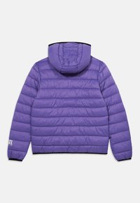 Μωβ μπουφάν τύπου puffer με κουκούλα, με οριζόντιες ραφές, ελαστικά μανίκια και λογότυπο στο αριστερό μανίκι. Λείο ύφασμα και ελαφρύ.