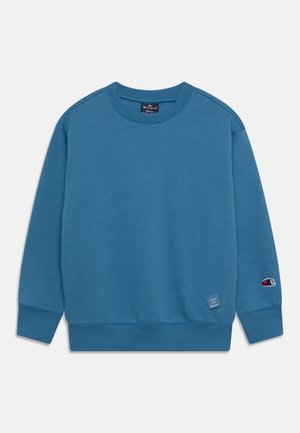 Blaues Sweatshirt mit Rundhalsausschnitt, langen Ärmeln, gerippten Bündchen und Saum, kleinem Etikett nahe dem Saum und gesticktem Logo am linken Ärmel.