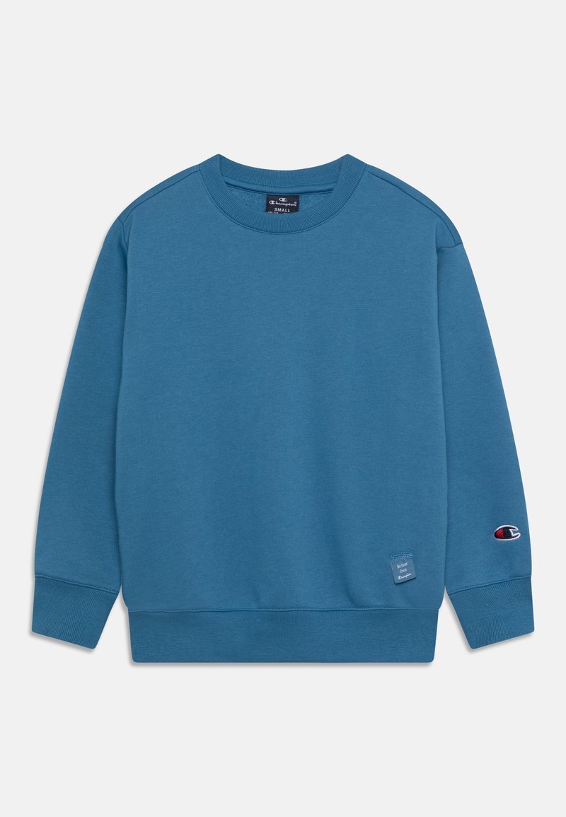 Sweat-shirt bleu à col rond avec manches longues, poignets et ourlet côtelés, petite étiquette près de l'ourlet, et logo brodé sur la manche gauche.