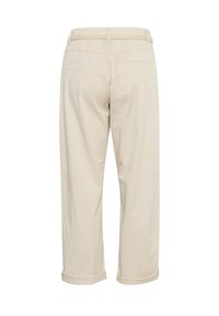 Beige bomullbyxor med en avslappnad passform, uppvikta fållar och ett flätat midjeband. Har två bakfickor och en slät, texturerad yta.